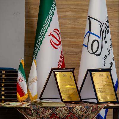 اهدای لوح زرین به مرکز آموزش علمی کاربردی انجمن صنفی مبلمان و دکوراسیون